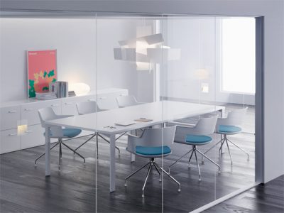 Mesas y sillas para oficina en color blanco y azul