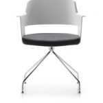 Detalle de silla para oficina giratoria en color blanco y negro con base de aluminio