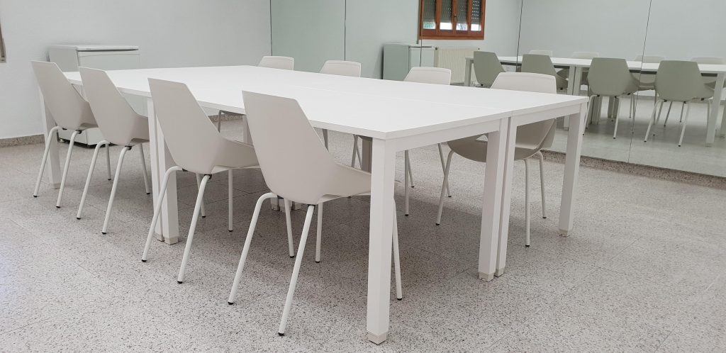 Mesa y sillas de reuniones en color blanco