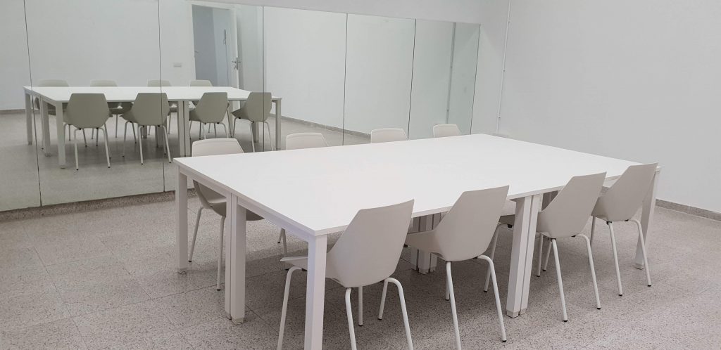 Mesa y sillas para sala de reuniones en color blanco
