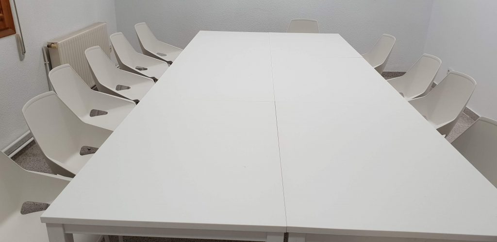 Mesa de reuniones en color blanco
