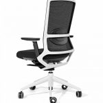 Silla de oficina ergonómica transpirable en color negro y estructura blanca