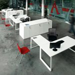 Mobiliario oficina en color blanco. Mesas y armarios de oficina