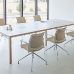 Mesa de reuniones de madera con sillas giratorias en acabados de coloro blanco