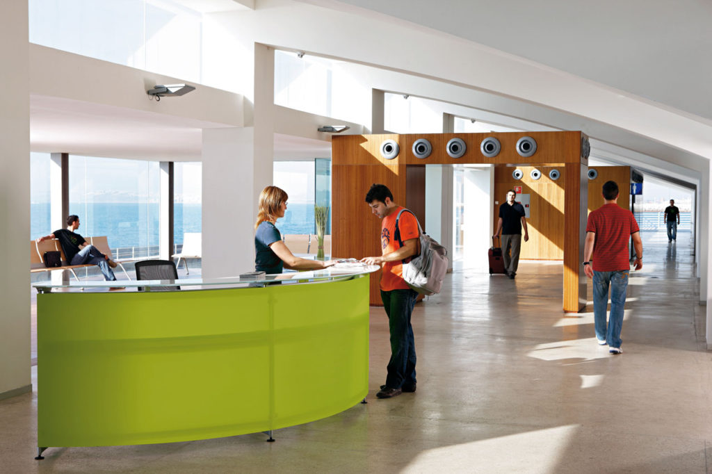 Mostrador de recepción circular en color verde para oficinas