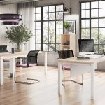 Oficina moderna de muebles de madera combinados con metal blanco