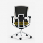 Silla de oficina ergonómica con la estructura blanca