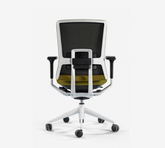 Silla de oficina ergonómica con la estructura blanca