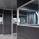 Mamparas con puertas para oficina en color negro