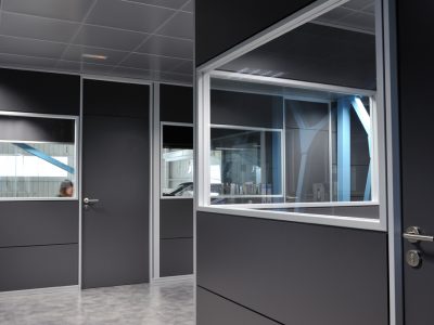 Mamparas con puertas para oficina en color negro