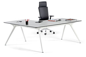 Mesa de oficina blanca con ala y silla ergonómica en color negro