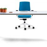 Mesa de oficina blanca con silla ergonómica de color azul