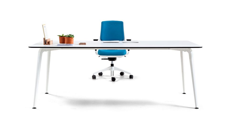 Mesa de oficina blanca con silla ergonómica de color azul