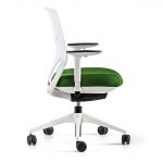 Silla de oficina con reposabrazos en color verde y blanco