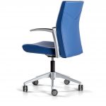 Silla de oficina elegante con reposabrazos en color azul