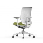 Silla de oficina ergonómica en color blanco y pistacho con respaldo perforado