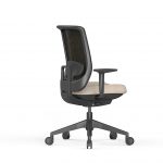 Silla de oficina ergonómica en color negro y marrón claro