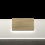 Mostrador de recepción de madera y color blanco en iluminación led