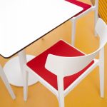 Mesa y sillas para oficina en color blanco y rojo