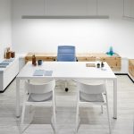 Mobiliario de oficina minimalista en color blanco