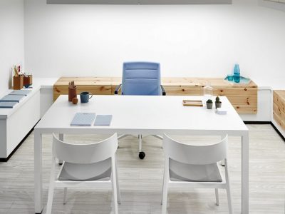 Mobiliario de oficina minimalista en color blanco