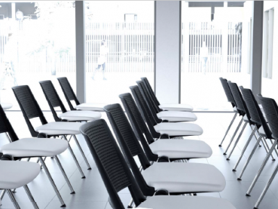 Sillas acolchadas en blanco y negro para un salón de actos