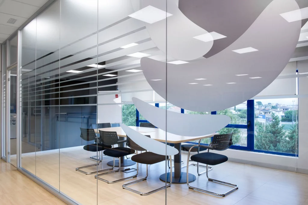 Mamparas de cristal para oficinas con serigrafía decorativa