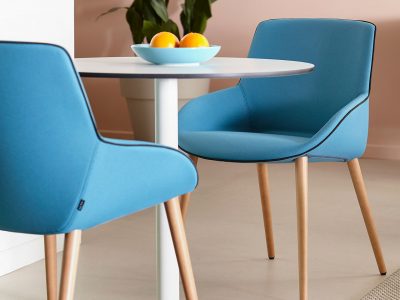 Silla confidente azul para oficina con patas rígidas en color madera