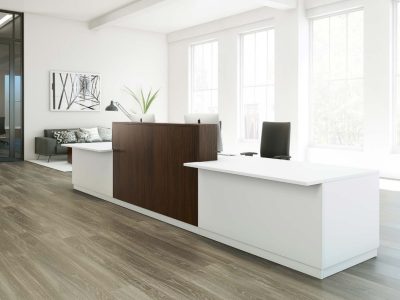 Mostrador de recepción en color blanco y madera
