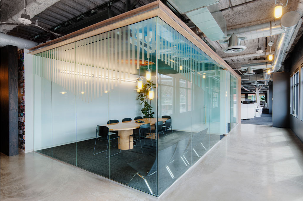 Mampara de cristal para salas de reuniones en oficinas