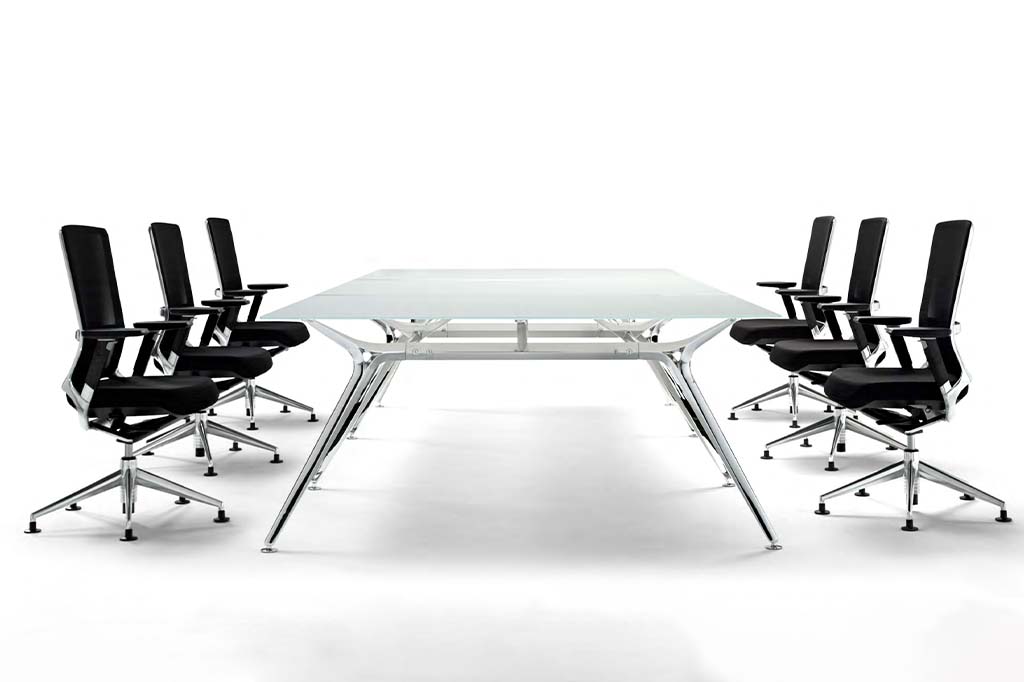 Mesa de reuniones de cristal y patas de aluminio con sillas ergonómicas de color negro