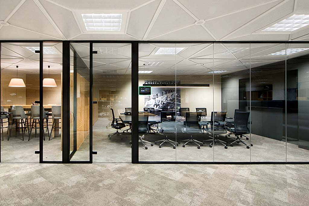 Mampara de cristal para oficina con marco en color negro