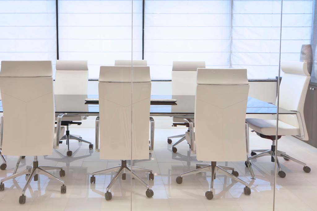 Mesa de reuniones para oficinas con sillas premium blancas
