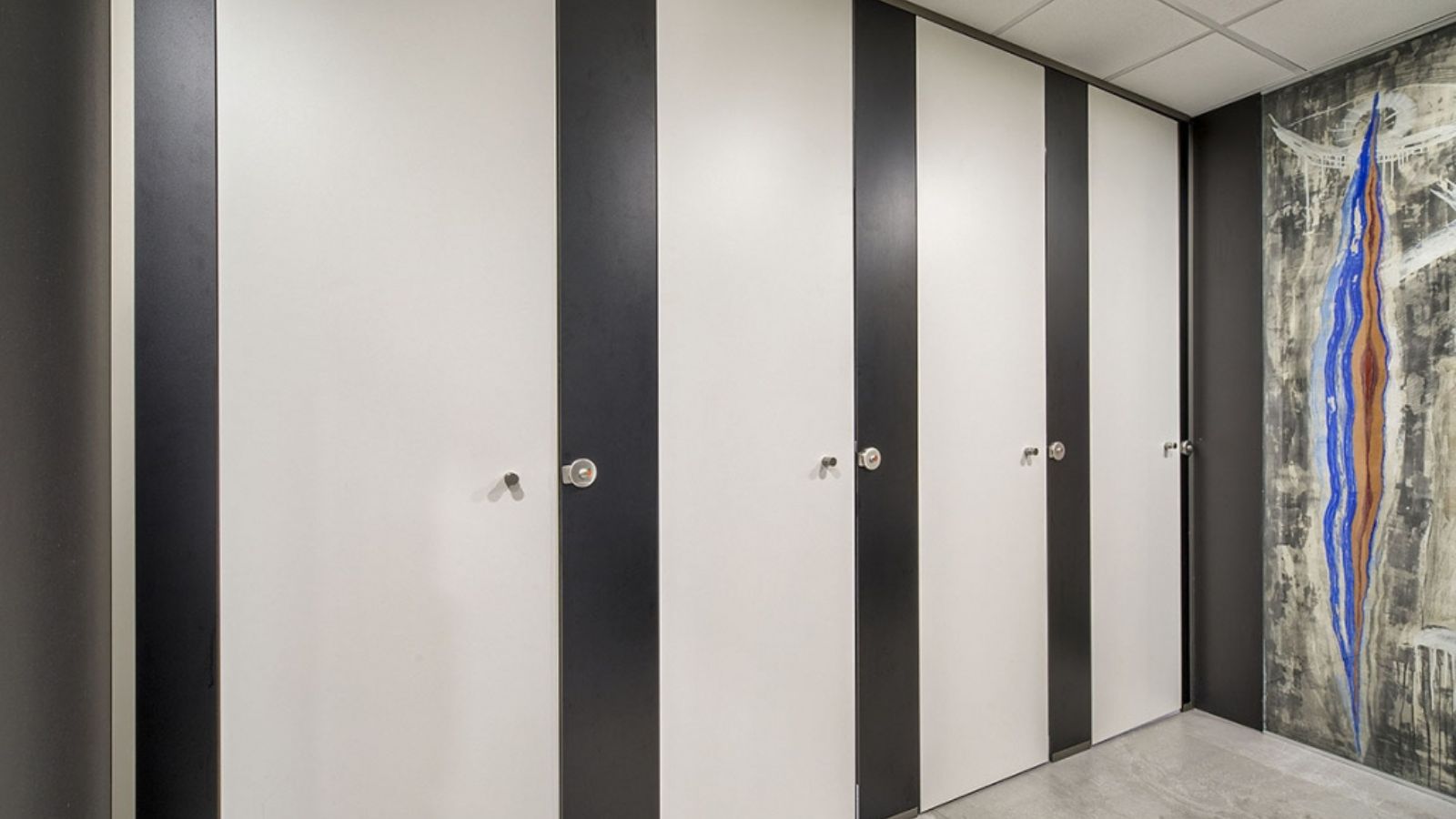 Cabinas con paneles fijados de suelo a techo.