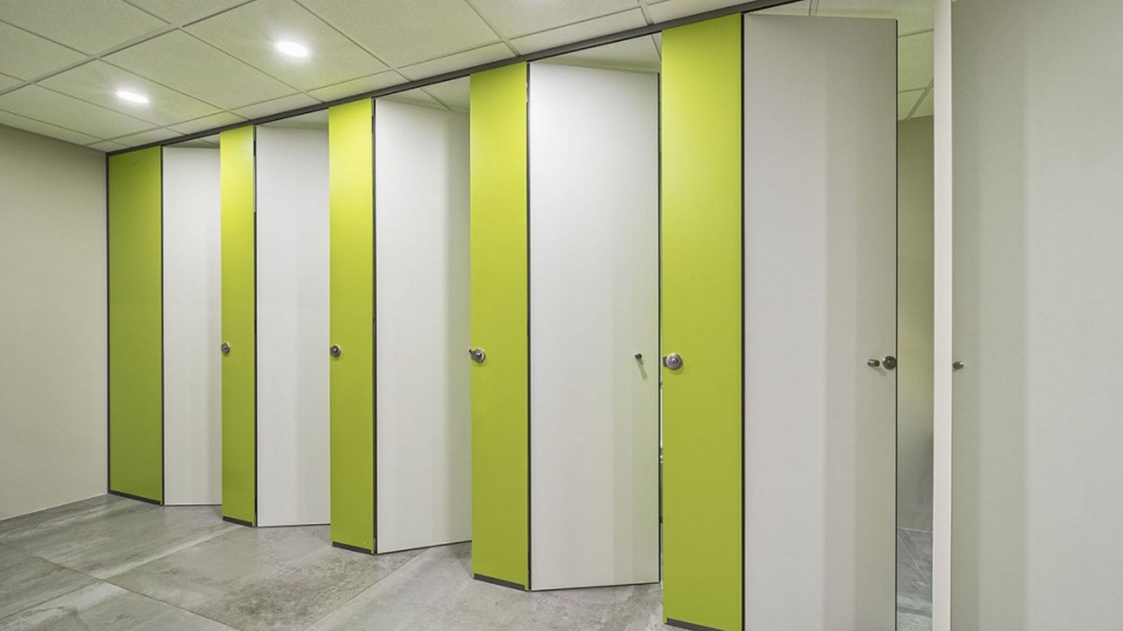 Cabinas con paneles verticales de altura completa