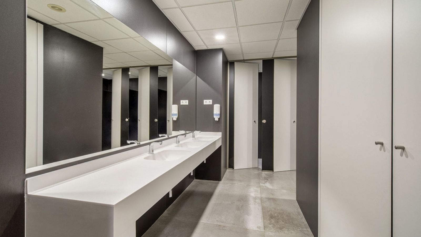 Cabinas fenólicas de suelo a techo