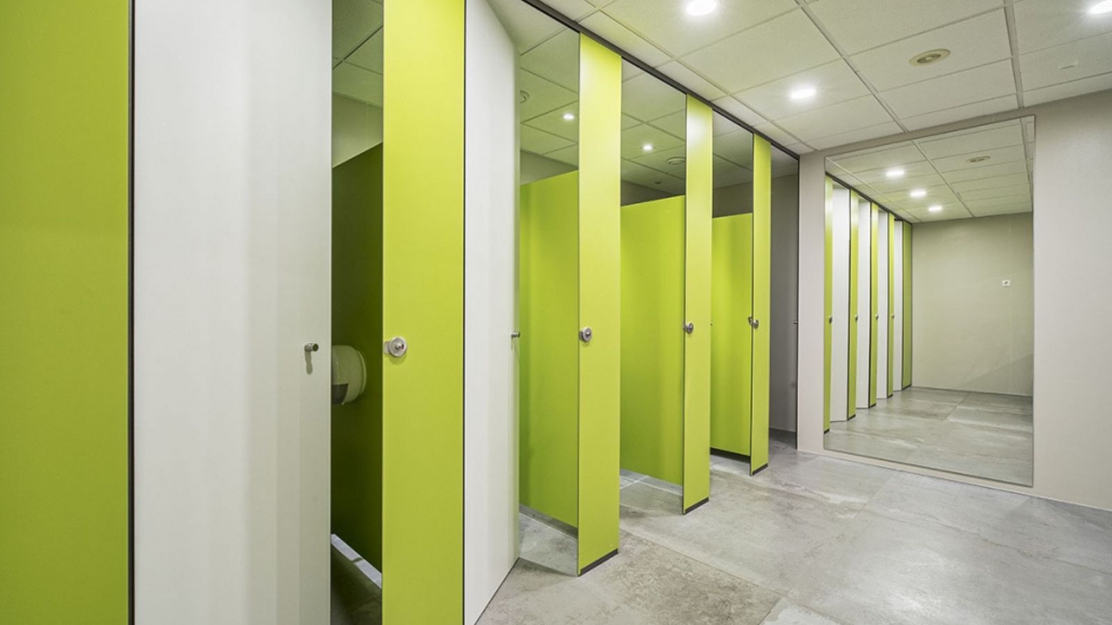Cabinas fenólicas de suelo a techo