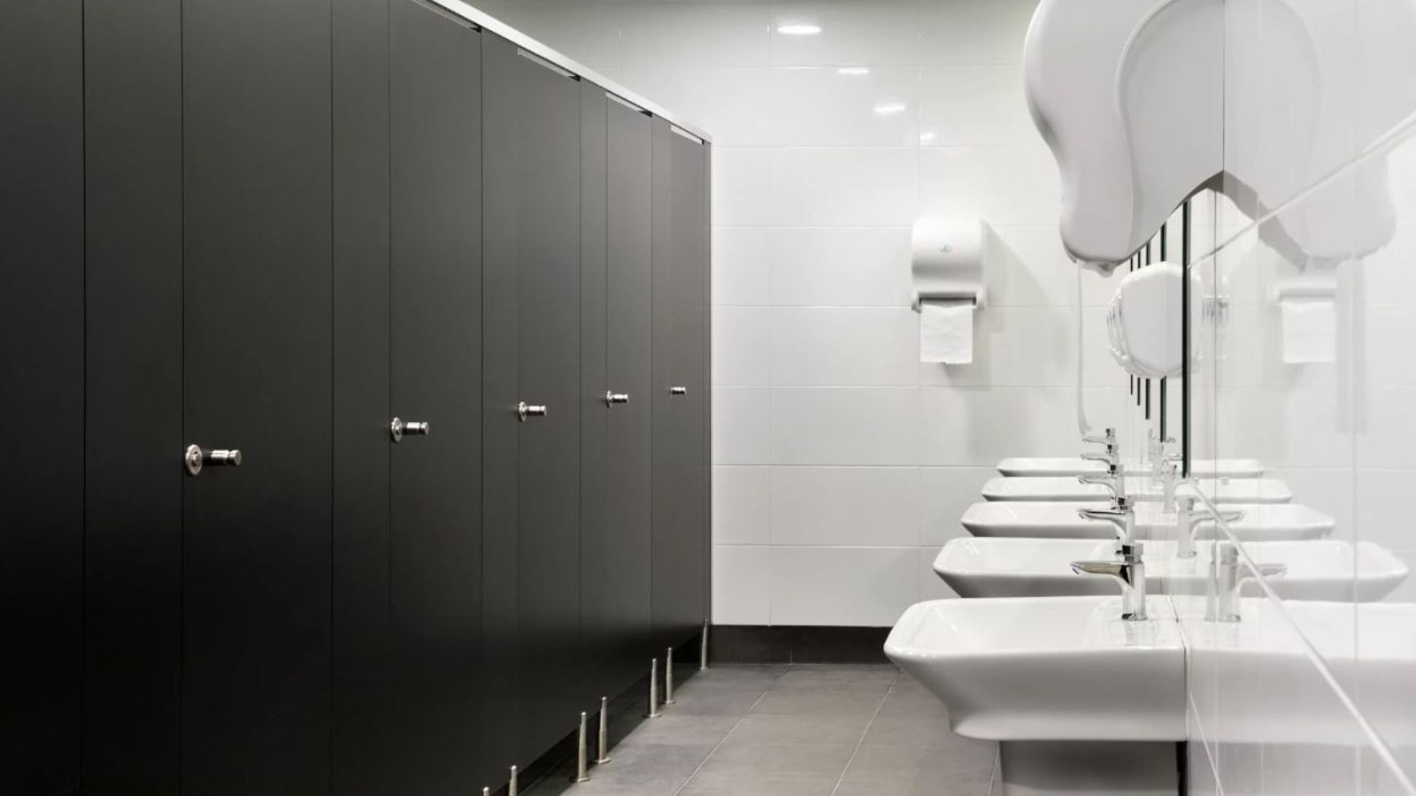 Intalación de cabinas fenólicas para baños públicos, vestuarios y espacios de alto tránsito.