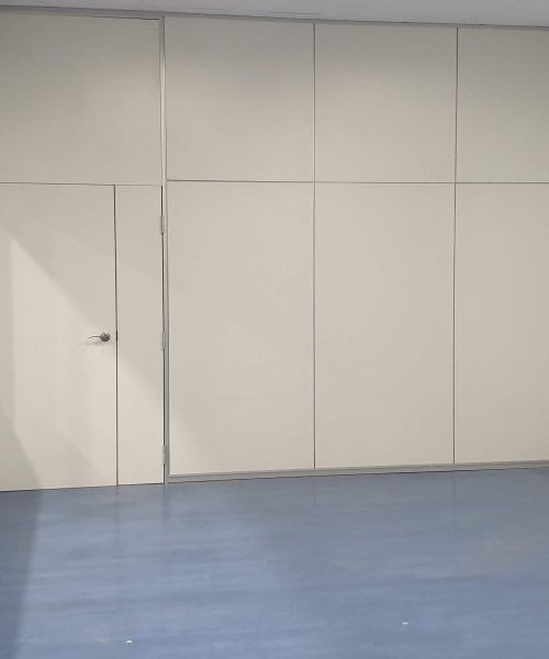 Mampara para oficina en color blanco con puertas y ventanas