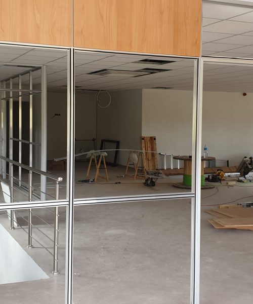 Instalación de mamparas para oficinas en madera y cristal
