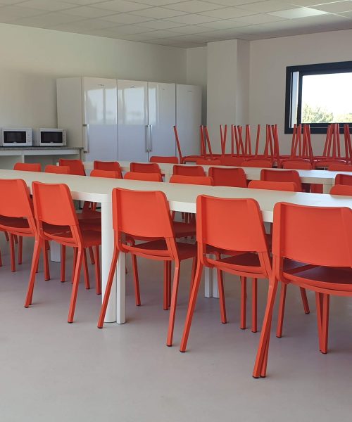 Mesas y sillas para el comedor de empresa