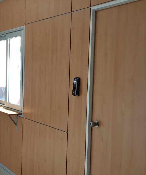 Mampara de madera con ventada para oficinas
