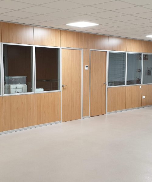 Mamparas de oficina en madera con ventanas