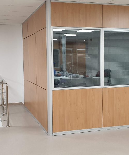 Mamparas de oficina en madera con ventanas