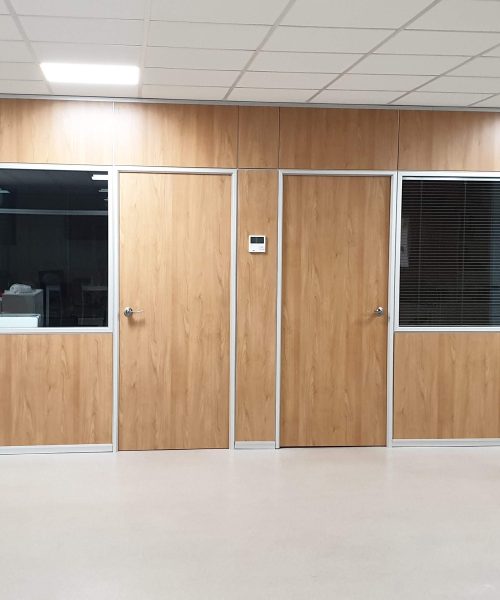 Mamparas de oficina en madera con ventanas