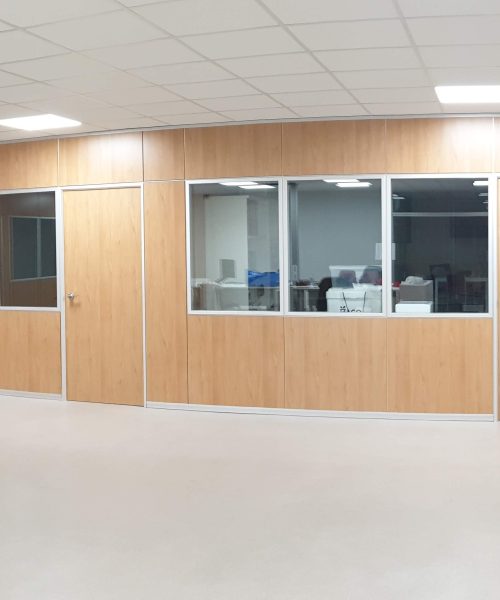 Mamparas de oficina en madera con ventanas