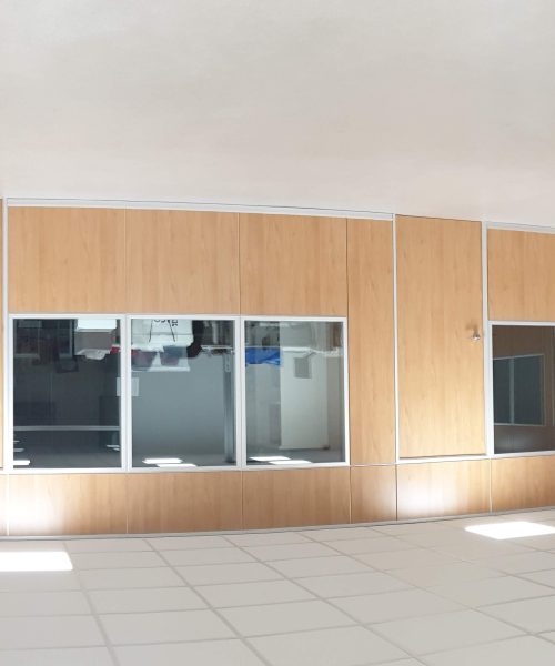 Mamparas de oficina en madera con ventanas