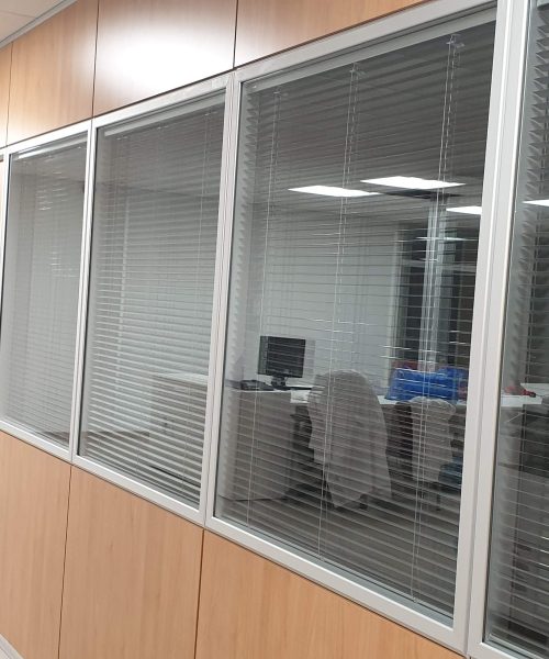 Mamparas de oficina en madera y cristal