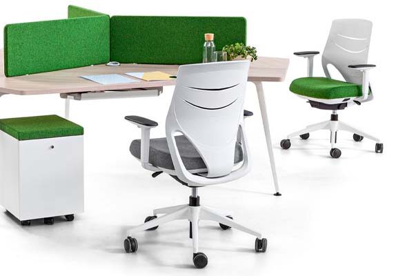 Sillas de oficina ergonómicas con ruedas en color blanco y verde