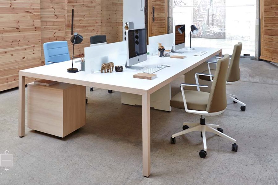 Mesa de oficina con separadores para cuatro sitios de trabajo